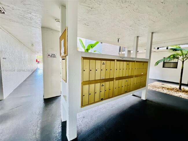 Building Photo - 1021 Mockingbird Ln