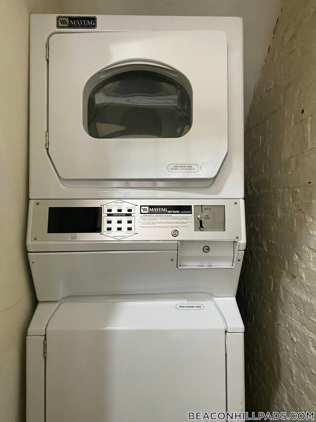 Building Photo - 28 Phillips St