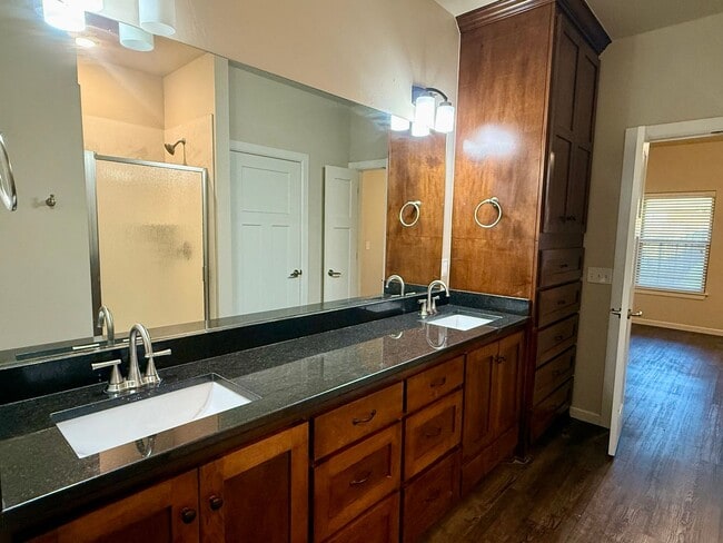 Building Photo - Beautiful 2 Bed 2 Bath! $500 Off First Ful...