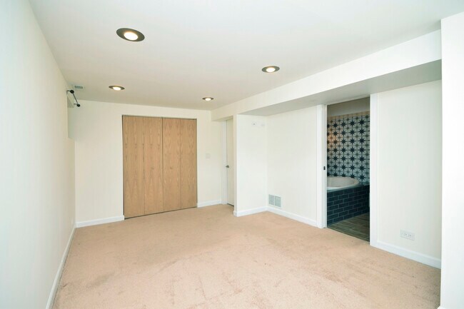 Building Photo - 2702 N Artesian Ave