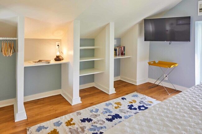 Building Photo - 1623 11th Pl S