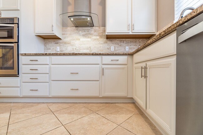 Building Photo - Beautiful Energy Efficient 3/2.5 Townhome ...