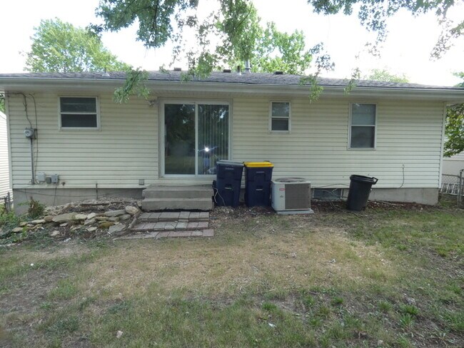 Building Photo - Beautifully Remodeled Home in North Kansas...