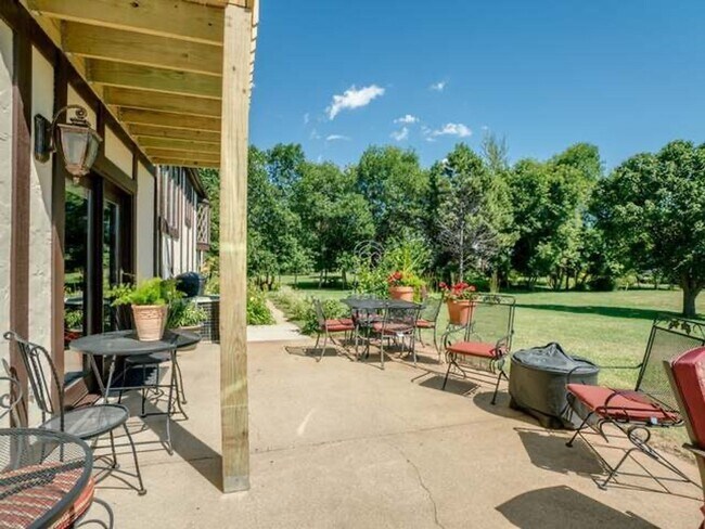 Building Photo - Beautiful 4 Bedroom 3 Bathroom Home With 2...