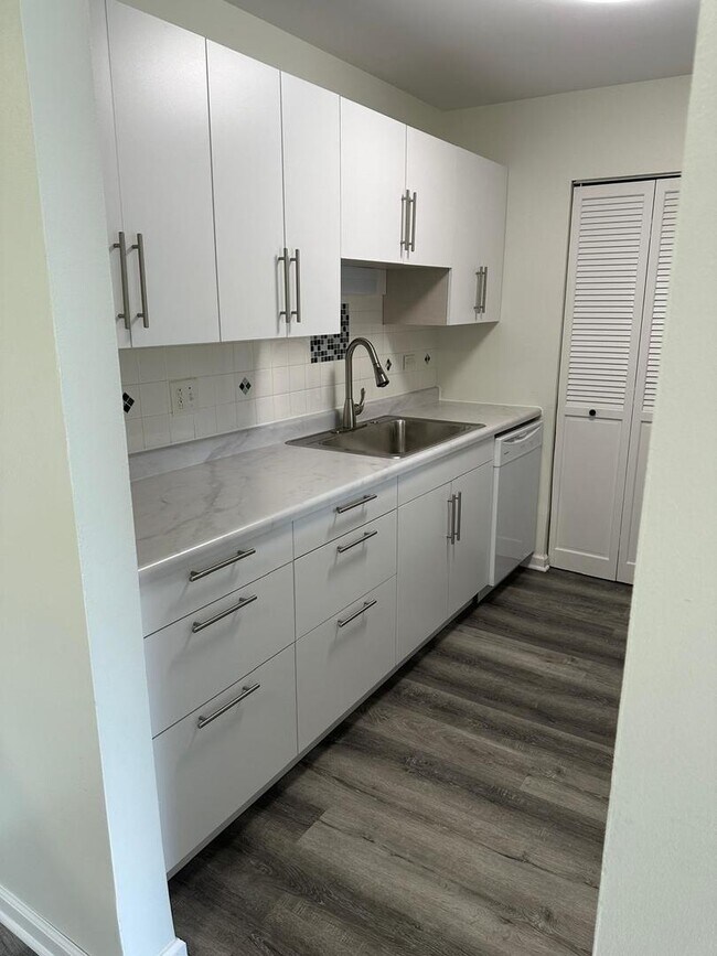 Building Photo - 900 N Lakeside Dr