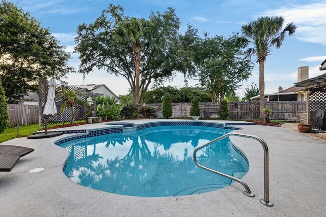 Building Photo - Pool Home