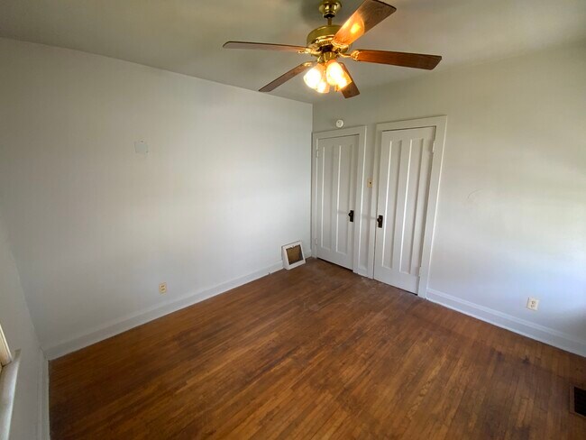 Building Photo - 208 Stroup St