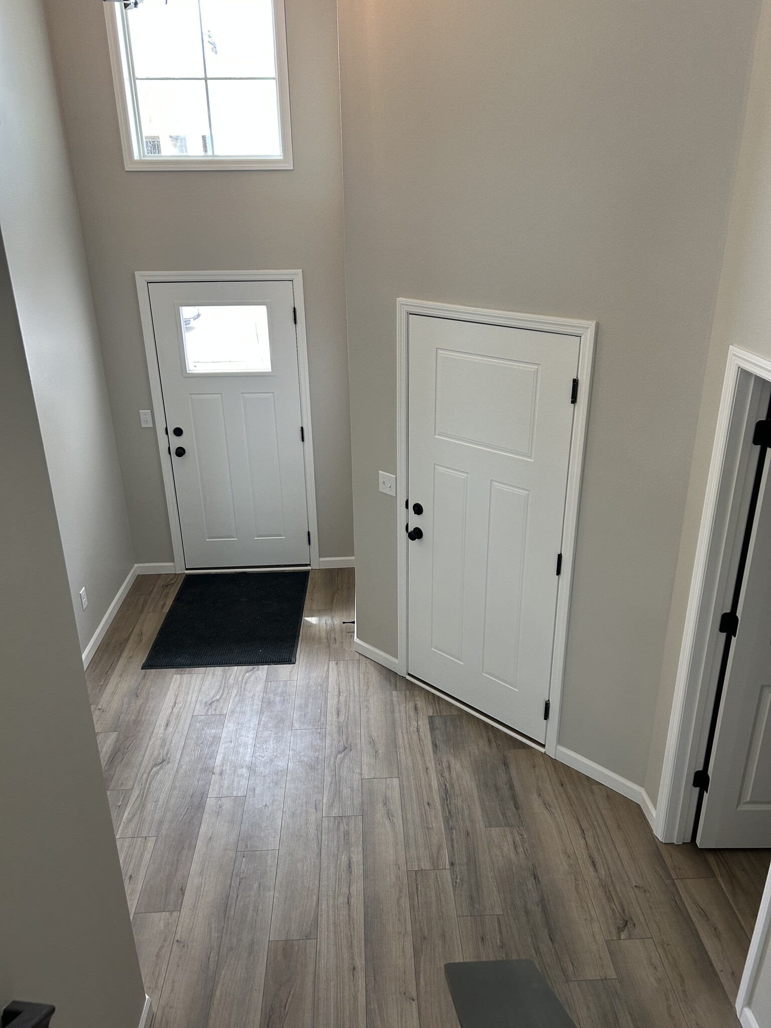 Front entry with coat closet - 5940 S Coneflower Ave