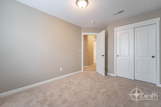 Building Photo - 3307 NE 43rd Pl