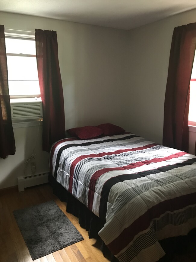 2nd bedroom double size bed - 16 Woods Circle Rd