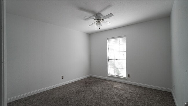 Building Photo - 2115 Chatsworth Rd