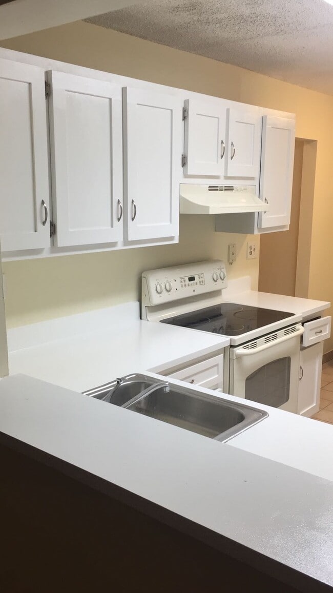 Building Photo - 212 Palm Cir E