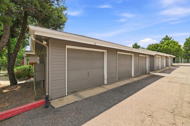 Building Photo - 3 bed, 3 full bath - perfect for roommates!