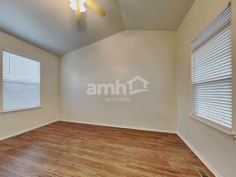 Building Photo - 2513 E Cinnamon Ln