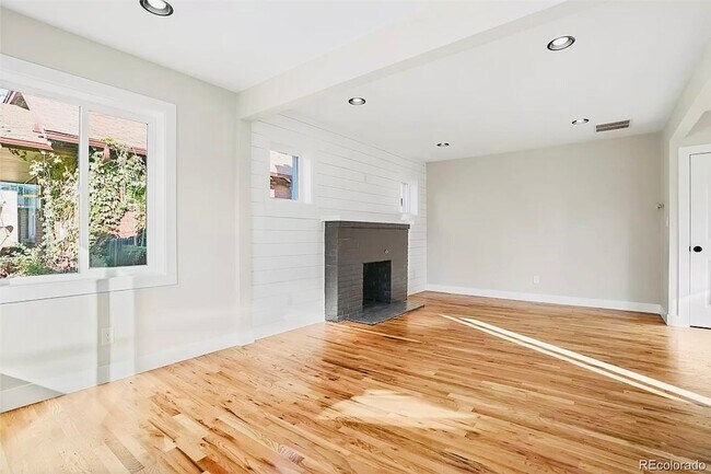 Building Photo - Beautiful 2 Bed 2 Bath With Bonus Living Space in Denver's Clayton Neighborhood