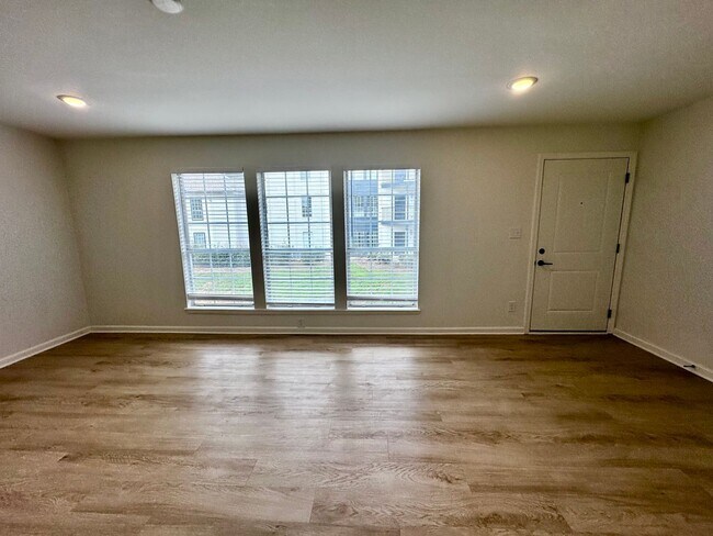 Building Photo - Fully Renovated 3BR/3BA Condo at Harper Fl...