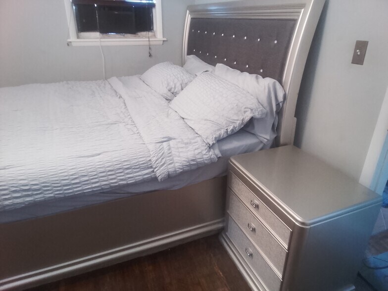 Building Photo - 10208 E 7th St