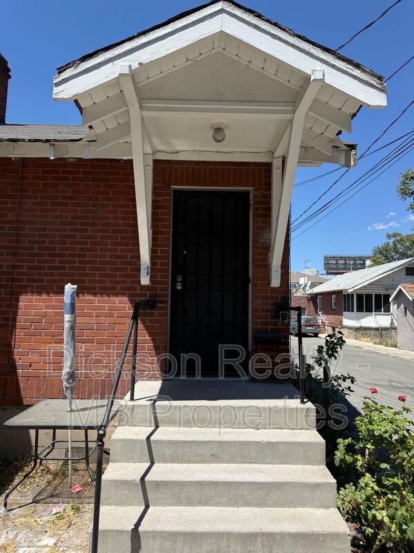 Building Photo - 56 1/2 S. Wells Avenue