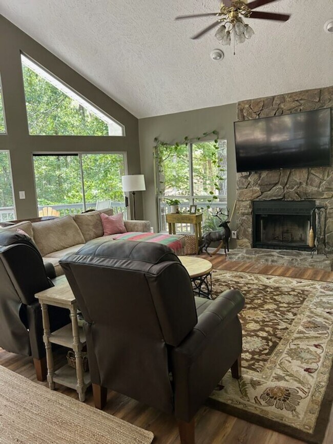 Building Photo - Pine Drive Lake House