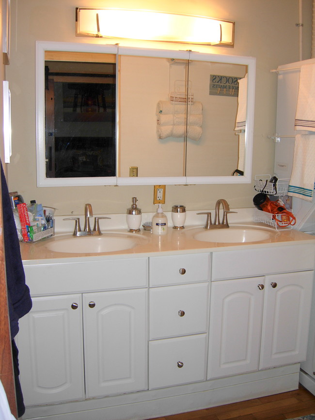 2 sinks, separate water closet work like 2 ba - 2261 Blake St