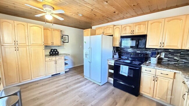 Building Photo - 26523 Pine Ave