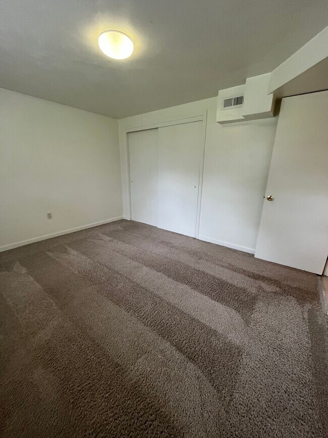 Building Photo - 207 Broce Dr