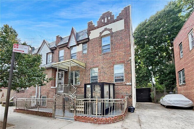 Building Photo - 2166 E 18th St