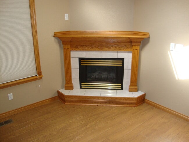 Building Photo - Great 4 bed Duplex