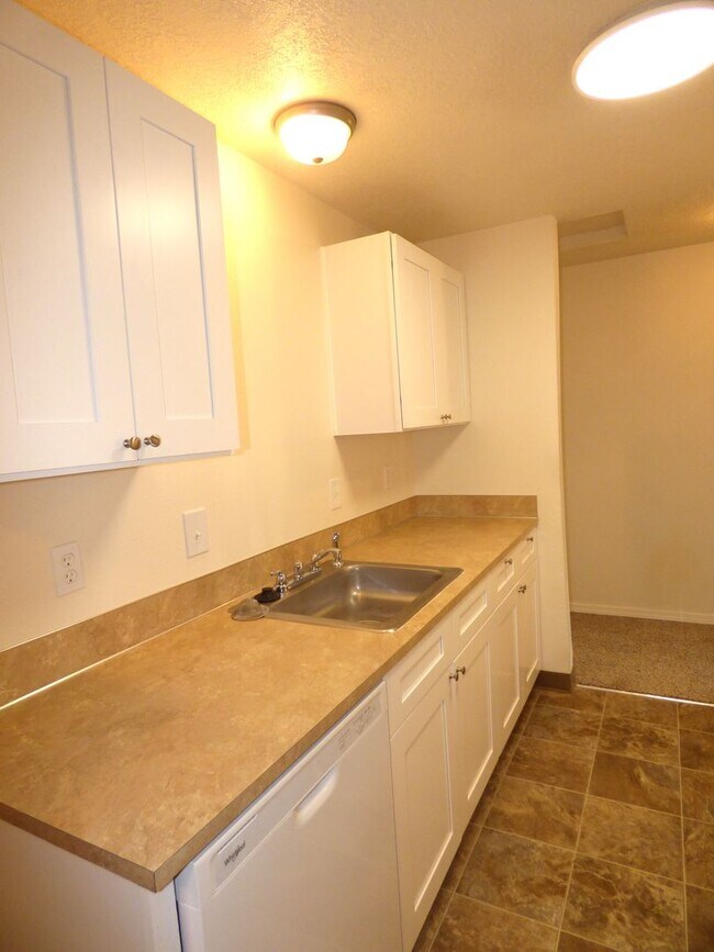 Building Photo - Rent Special: FREE September's Rent!! Second Floor 3 Bedroom apartment
