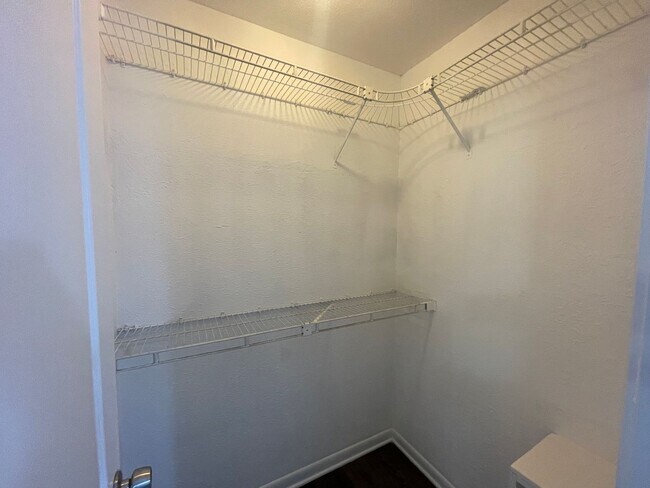 Building Photo - Won’t last long! Make the call today!