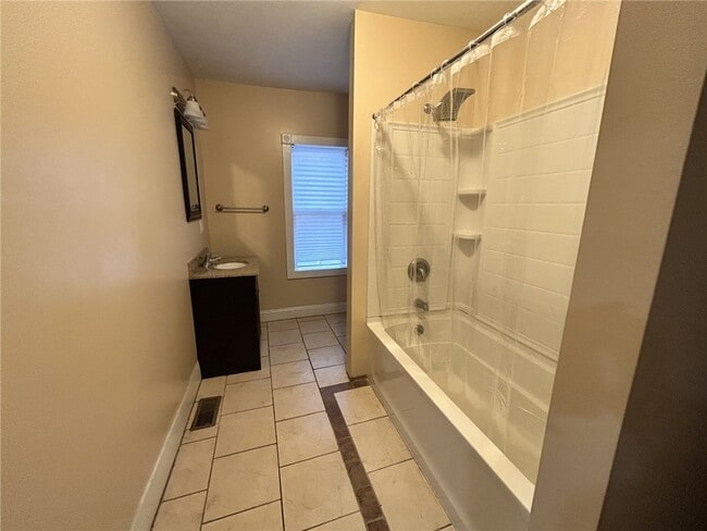 Building Photo - 258 E 14th St