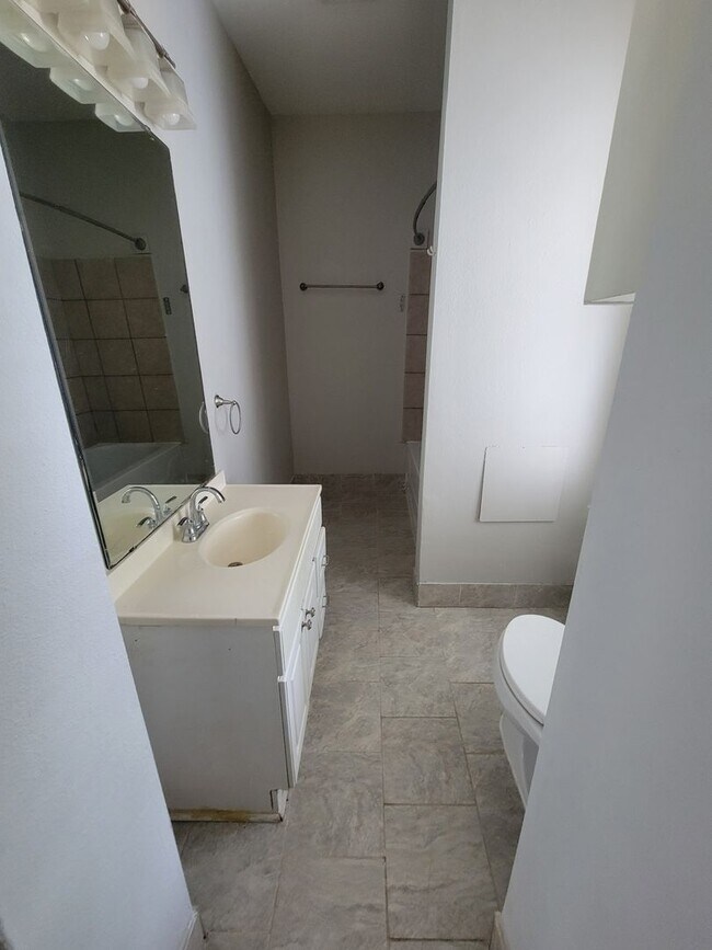 Building Photo - Charming 2-Bedroom Upstairs Apartment off ...