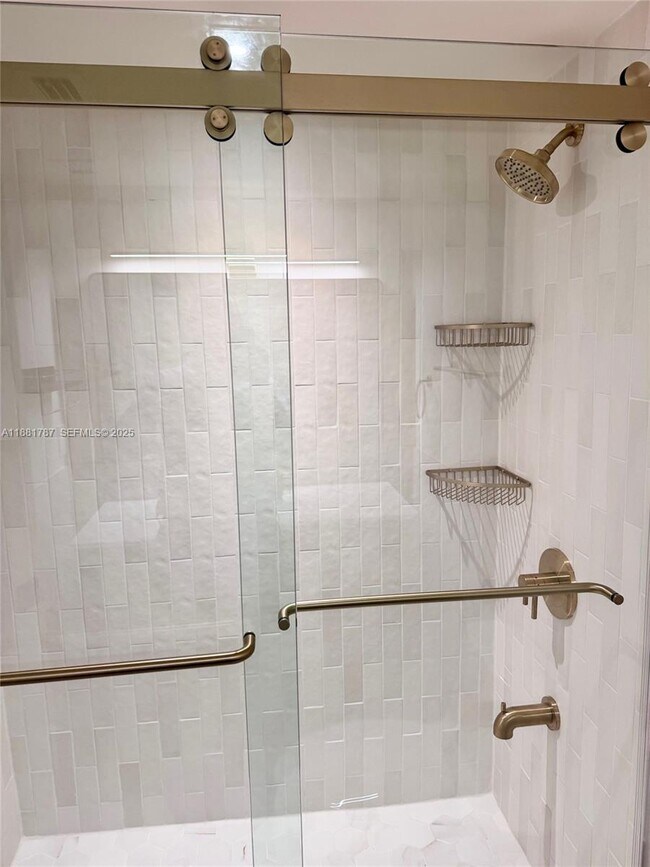 Building Photo - 90 Edgewater Dr