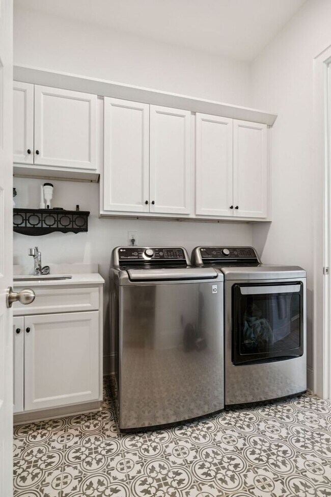 Building Photo - Luxurious living space *Fully furnished an...