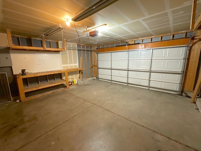 Building Photo - 5 Bedroom Home Available Near Briargate Pkwy & Austin Bluffs Pkwy!