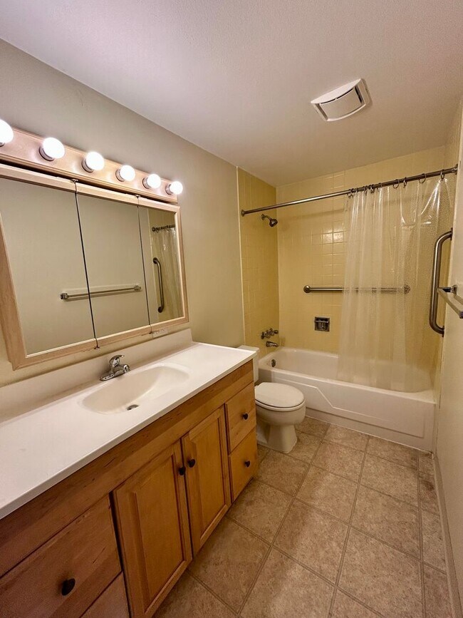 Building Photo - Horizon West Condo for Rent with South-side Views of the Flatiron Mtns