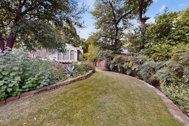 Building Photo - Gorgeous 2/2 Bungalow with Private Pool