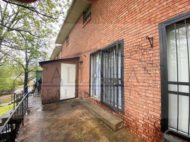 Building Photo - Duplex in NLR-Free Rent