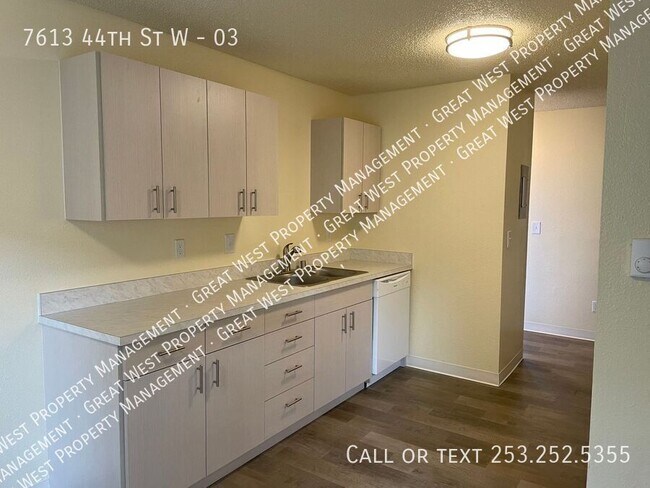 Building Photo - Fully remodeled unit!