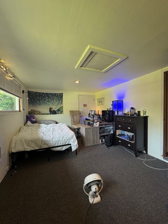 Building Photo - Spacious 5 Bedroom Rental by Park