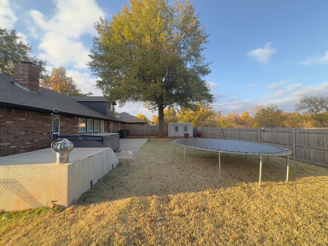 Building Photo - Discover Your Edmond Oasis! AVAILABLE JANU...