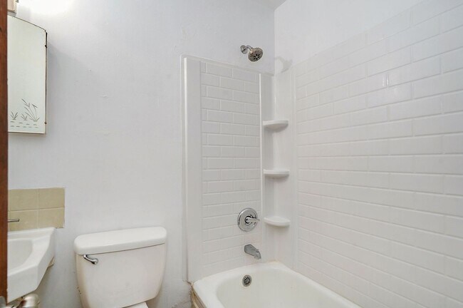 Building Photo - 708 S West Ave