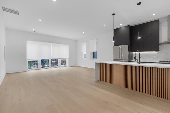 Building Photo - 505 W Elm St