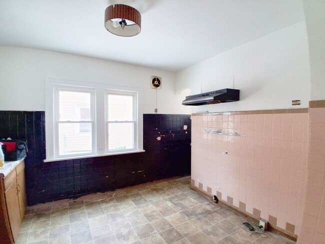 Building Photo - 4 BED, 1 BATH BEAUTIFUL SINGLE-FAMILY HOME IN CLEVELAND!