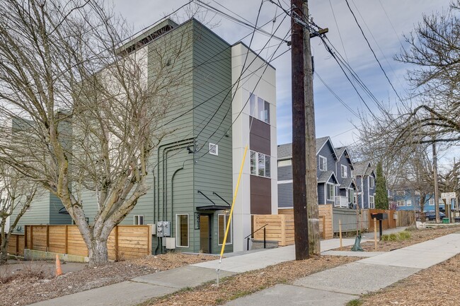 Building Photo - Beautiful 2 bed 2 bath townhouse!