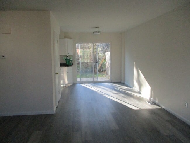 Building Photo - 3BR Townhome in Northampton School District