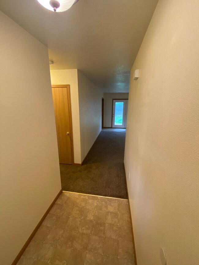 Building Photo - Beautiful 2 bedroom 1 bathroom duplex close to FLW!!
