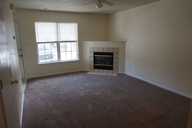 Building Photo - Two Bedroom Two and a Half Bathroom Townhouse located in Marsh Oaks Subdivision