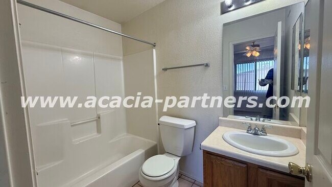 Building Photo - Gated 2 bed 2.5 bath