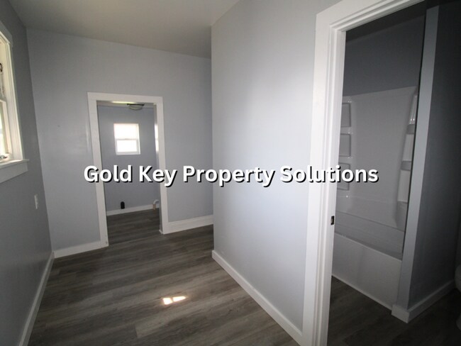 Building Photo - Nicely Updated 2 BR 1 BA House with New Fl...